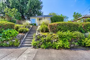 2226 N Sumner St, Portland, OR 97217 - Photo 3