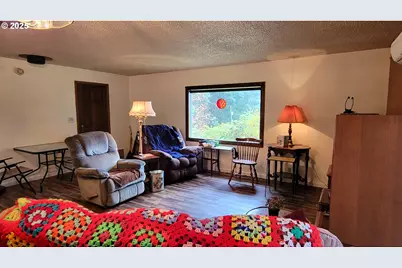 25346 Wheaton Ln, Veneta, OR 97487 - Photo 5