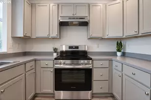 790 St Charles St, Eugene, OR 97402 - Photo 9