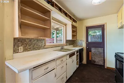 1004 S Grape St, Medford, OR 97501 - Photo 5