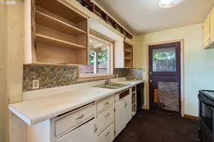 1004 S Grape St, Medford, OR 97501 - Photo 5