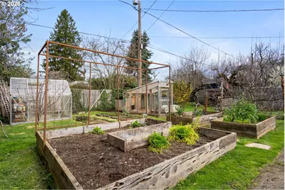 8913 SE Clay St, Portland, OR 97216 - Photo 33