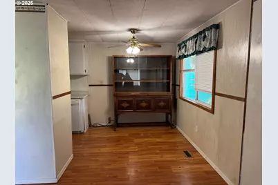 656 Applegate Ave, Yoncalla, OR 97499 - Photo 5