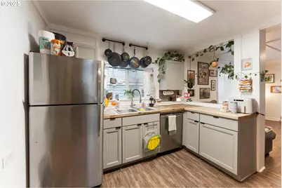 5533 S Kelly Ave, Portland, OR 97239 - Photo 9