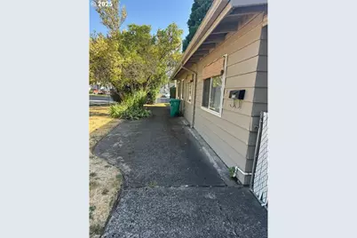 9212 N Saint Louis Ave, Portland, OR 97203 - Photo 3