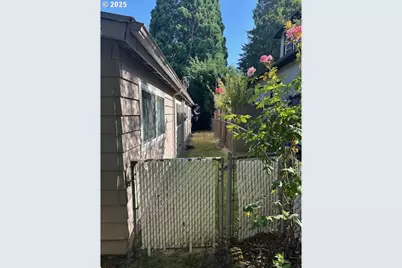 9212 N Saint Louis Ave, Portland, OR 97203 - Photo 5