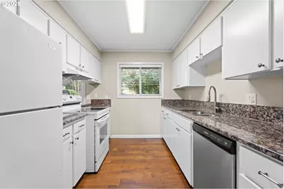 11255 SW Springwood Dr, Portland, OR 97223 - Photo 9