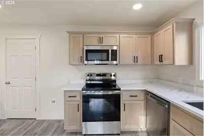 114 E 3rd St, Lowell, OR 97452 - Photo 7