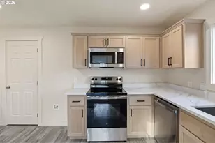 114 E 3rd St, Lowell, OR 97452 - Photo 7