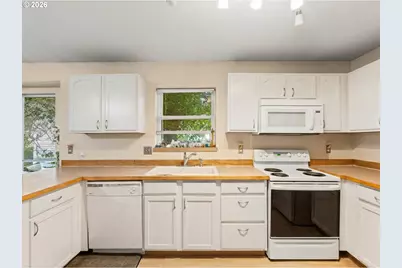 8351 N Bank St, Portland, OR 97203 - Photo 9