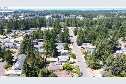 2222 11th St, Florence, OR 97439 - Photo 33