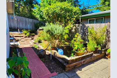 2222 11th St, Florence, OR 97439 - Photo 23