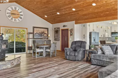 1561 N Laurel St, Coquille, OR 97423 - Photo 9