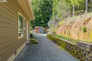 1561 N Laurel St, Coquille, OR 97423 - Photo 5