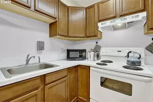 1104 SW Columbia St, Portland, OR 97201 - Photo 9