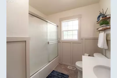 940 W Luellen Dr, Roseburg, OR 97471 - Photo 23