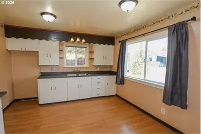 1582 NW Fairmount St, Roseburg, OR 97470 - Photo 11