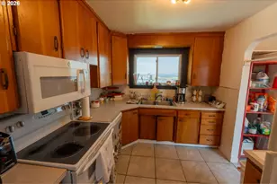 417 W E St, Rainier, OR 97048 - Photo 15