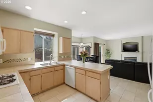 2022 NE Blue Heron Dr, Portland, OR 97211 - Photo 9