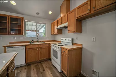 1033 E St, Independence, OR 97351 - Photo 15