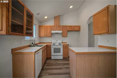 1033 E St, Independence, OR 97351 - Photo 11
