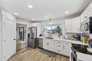 546 W Fir Ave, Coos Bay, OR 97420 - Photo 23