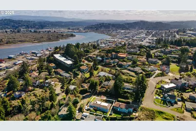 546 W Fir Ave, Coos Bay, OR 97420 - Photo 43