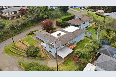 546 W Fir Ave, Coos Bay, OR 97420 - Photo 3