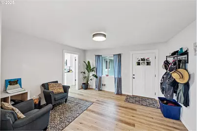 546 W Fir Ave, Coos Bay, OR 97420 - Photo 9