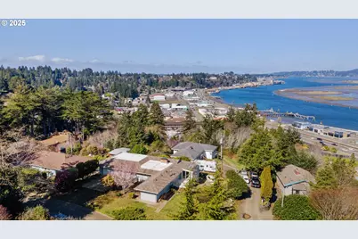 546 W Fir Ave, Coos Bay, OR 97420 - Photo 3