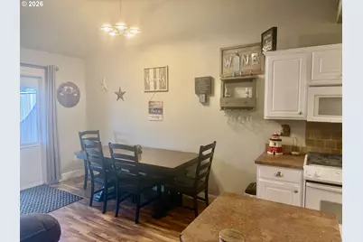1126 W 6th Ave, Junction City, OR 97448 - Photo 11