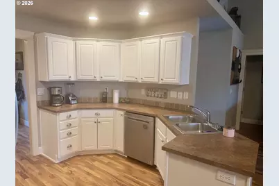 1126 W 6th Ave, Junction City, OR 97448 - Photo 7
