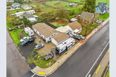 370 S 6th St, Harrisburg, OR 97446 - Photo 3