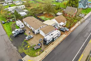 370 S 6th St, Harrisburg, OR 97446 - Photo 3