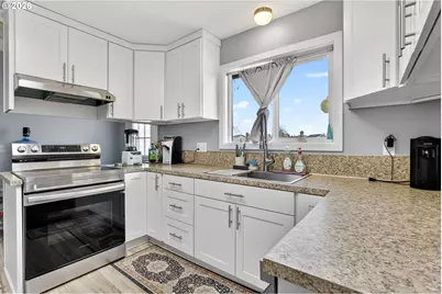 4274 5th St, Hubbard, OR 97032 - Photo 5