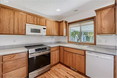 19380 Hazelgrove Dr, Oregon City, OR 97045 - Photo 9