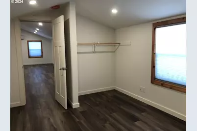 345 S 38th St, Springfield, OR 97478 - Photo 9