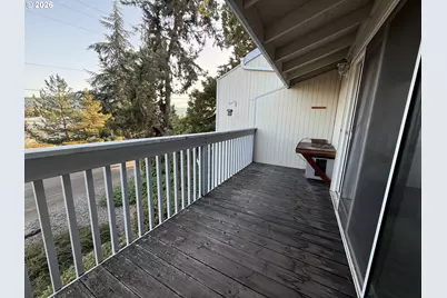 8 NW Mountain View Dr, Roseburg, OR 97471 - Photo 9