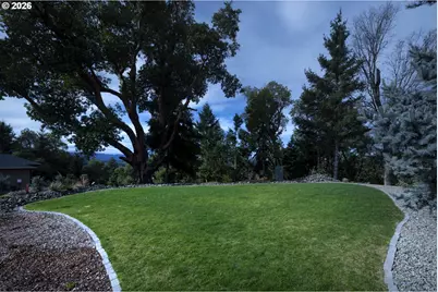 1252 Southridge Way, Roseburg, OR 97470 - Photo 5