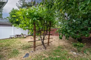 461 W Broccoli St, Roseburg, OR 97471 - Photo 33