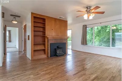 461 W Broccoli St, Roseburg, OR 97471 - Photo 5