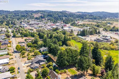 547 W 4th St, Coquille, OR 97423 - Photo 3