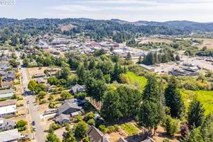 547 W Fourth St, Coquille, OR 97423 - Photo 3