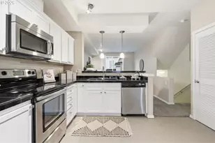 2004 NE Cadbury Ave, Hillsboro, OR 97006 - Photo 17