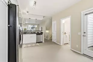 2004 NE Cadbury Ave, Hillsboro, OR 97006 - Photo 17