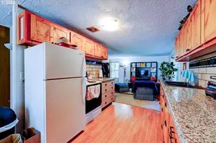 611 SE 139th Ave, Portland, OR 97233 - Photo 3