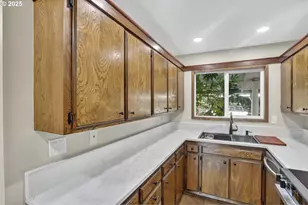 11926 N Jantzen Beach Ave, Portland, OR 97217 - Photo 13