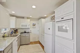 5048 SW Coronado St, Portland, OR 97219 - Photo 11