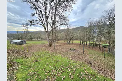 1880 Fairhill Dr, Roseburg, OR 97471 - Photo 17