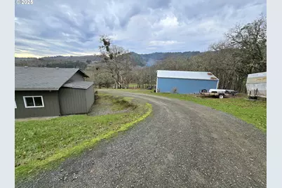 1880 Fairhill Dr, Roseburg, OR 97471 - Photo 15